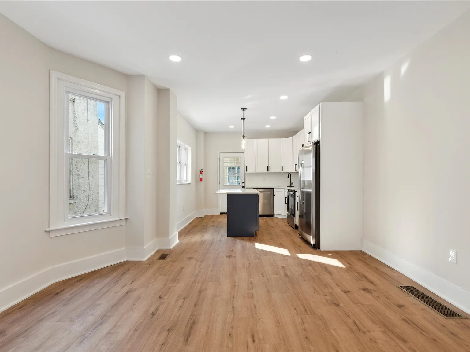 3 bed, 1350 sqft, $2,400 — Photo 3