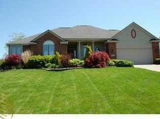 1061 Forest Bay Dr, Waterford, MI 48328