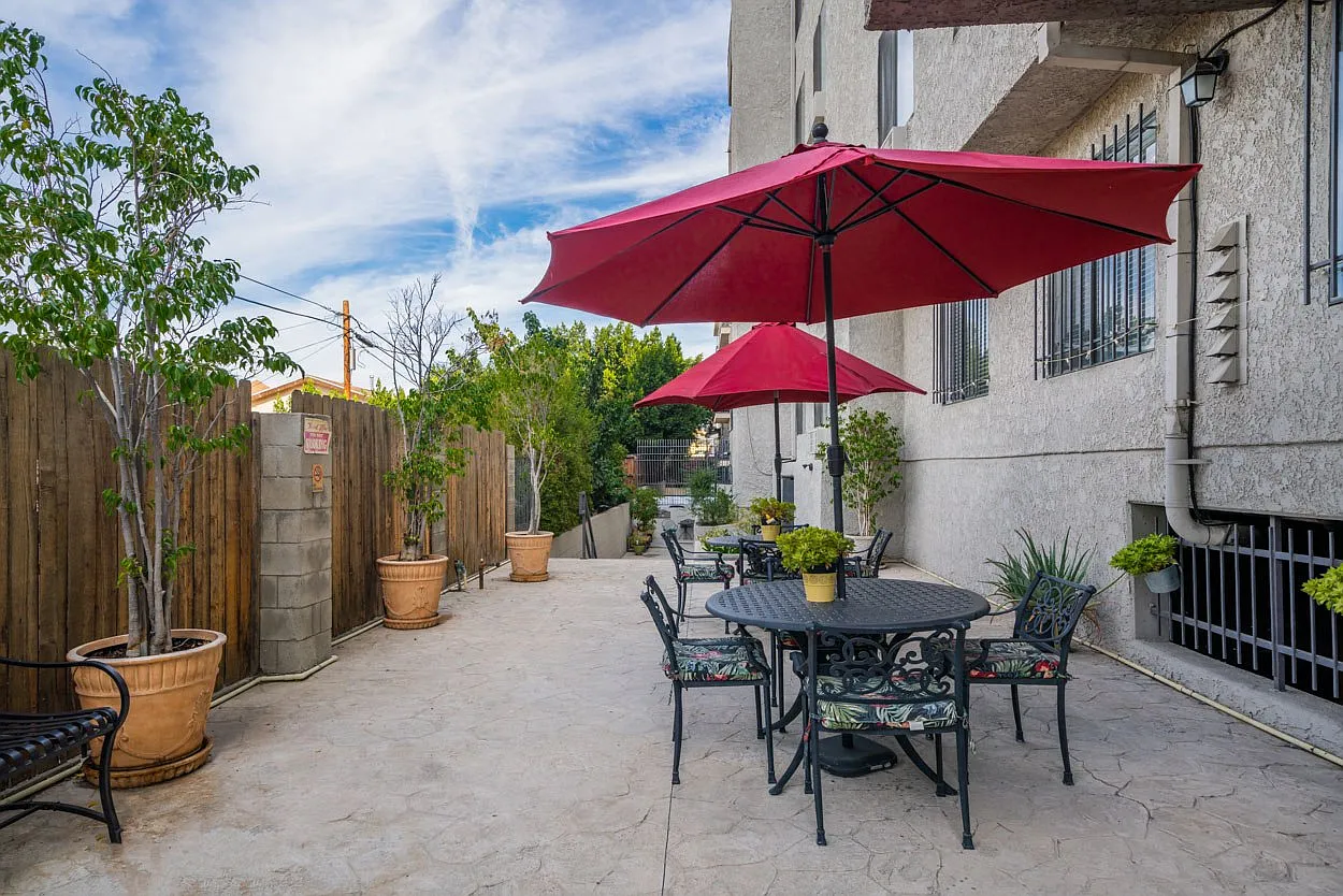 Chateau Regent Apartments — Photo 3