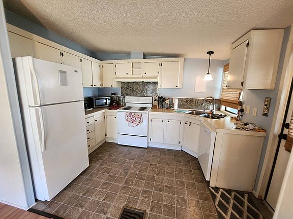 2nd image of 2483 Lakeside Dr