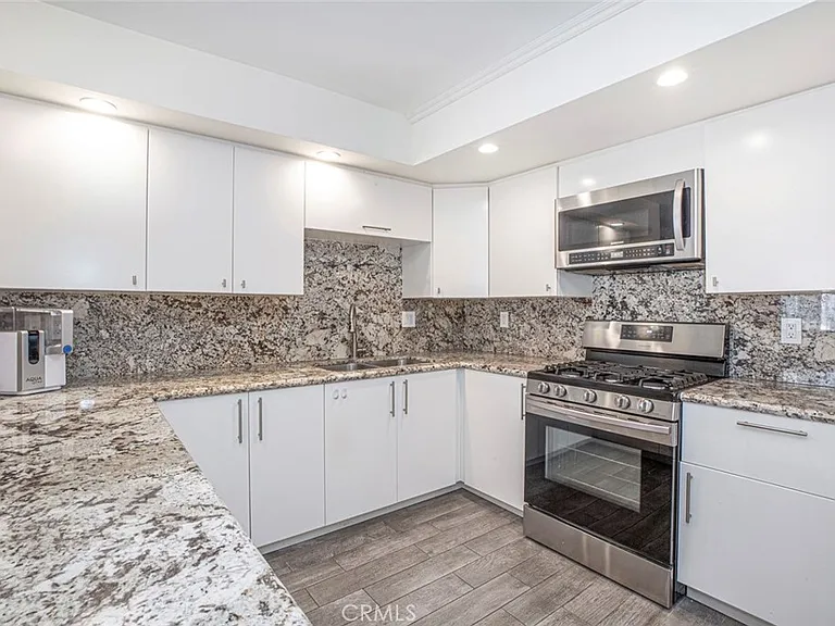 110 W Maple St #30 — Photo 13