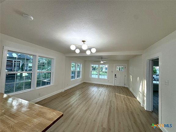 5th image of 621 E Gonzales St