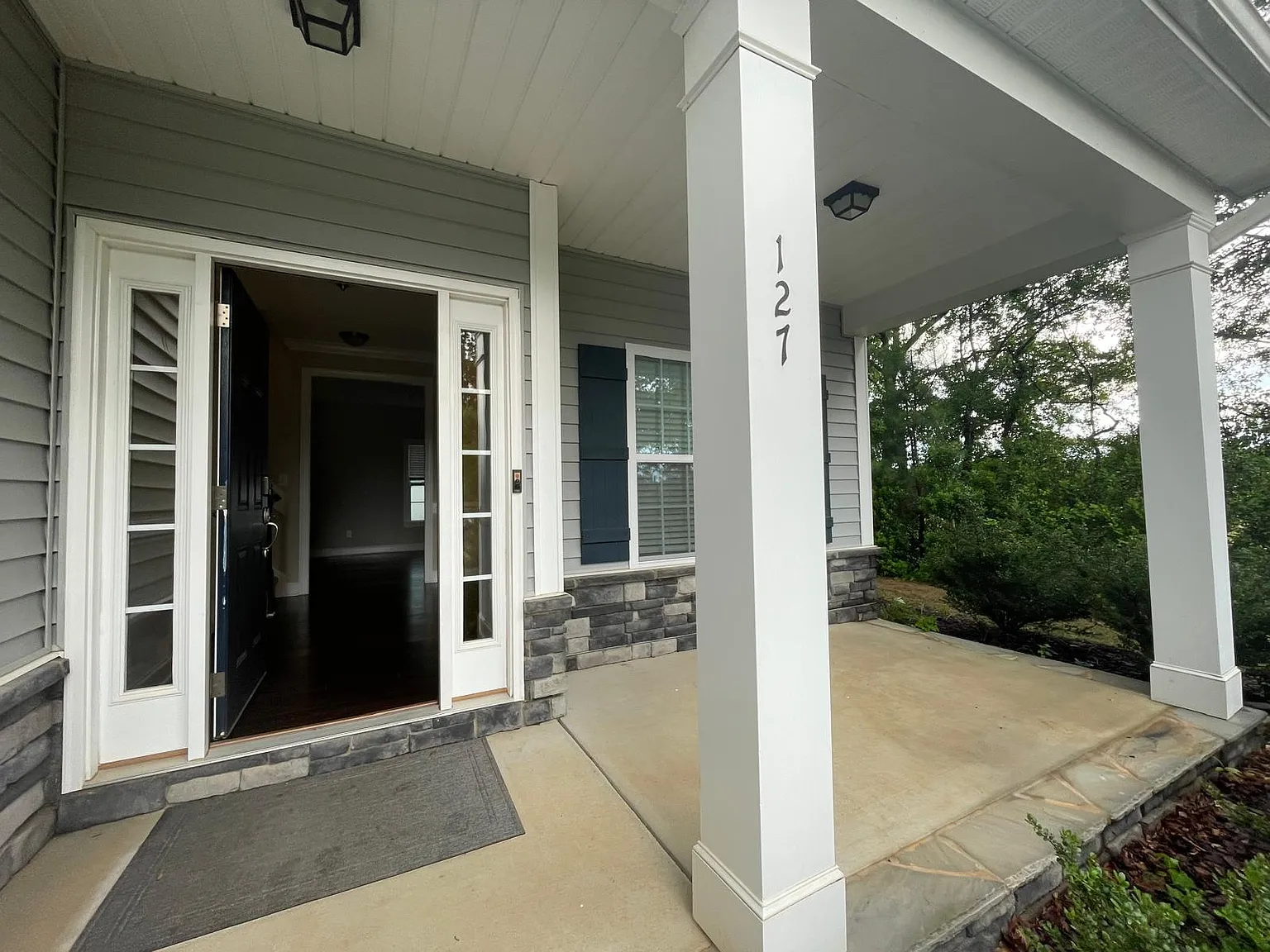 4 bed, 2100 sqft, $2,295 — Photo 2