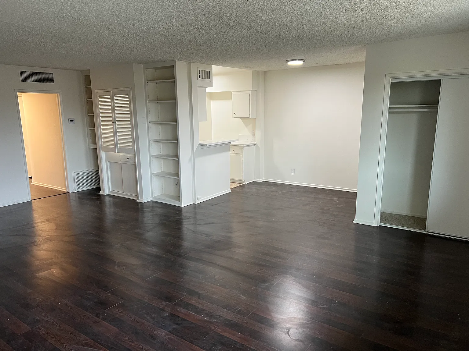 202 N Clark Dr — Photo 3