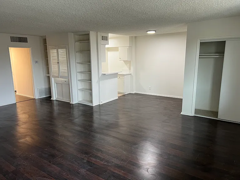 202 N Clark Dr #202 — Photo 3