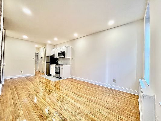 3rd image of 328 E 34th St APT D4