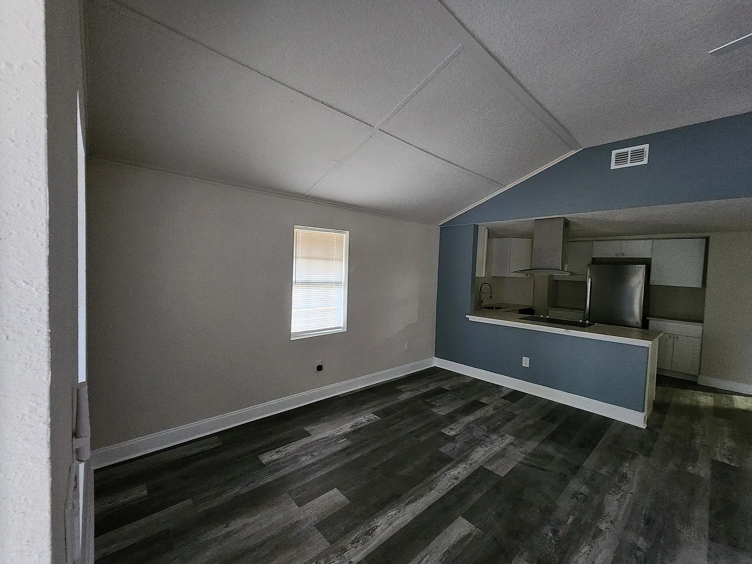 3 bed, 1400 sqft, $1,600 — Photo 2