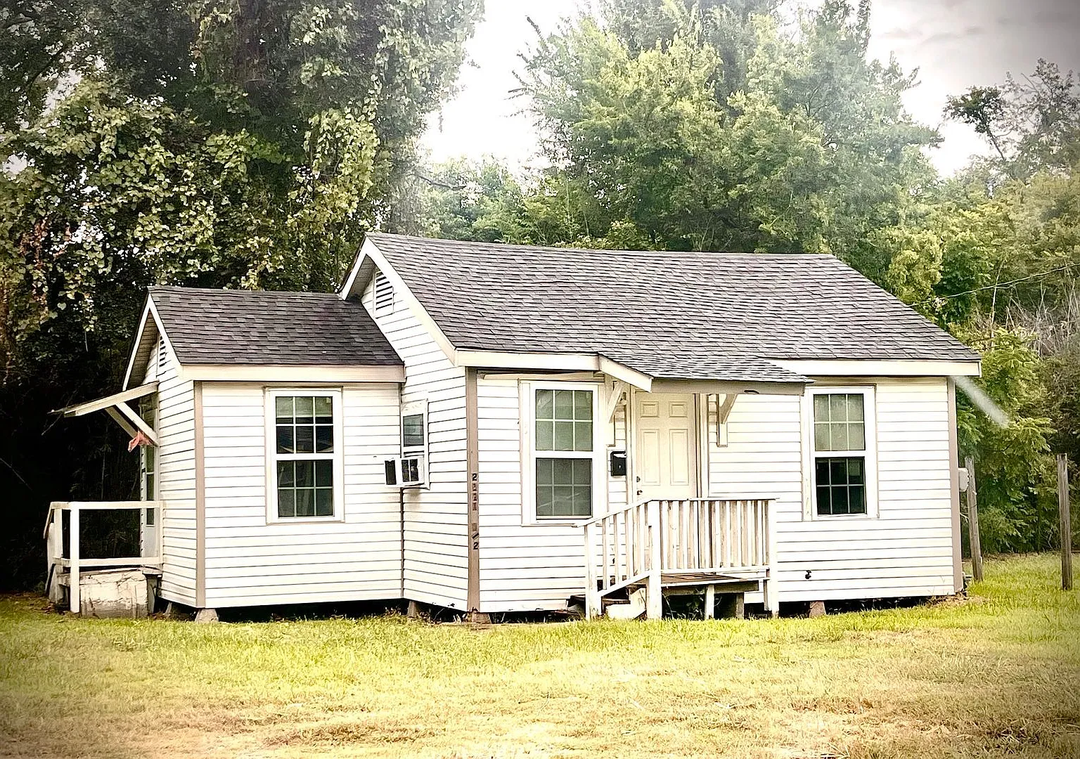 Vacant 1 bedroom/1 bath house — Photo 1