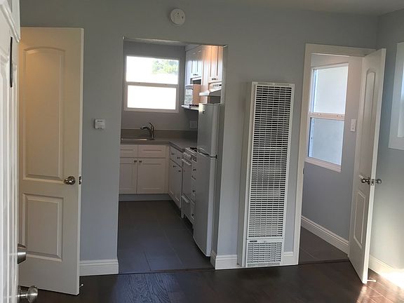 4th image of 4154 N Business St APT 6