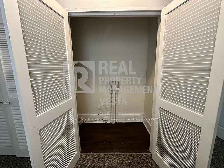 1596 Burton Ave — Photo 9