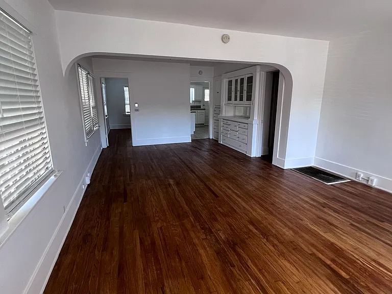 415 W 8th St — Photo 4
