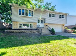 8719 Willow Rd, Oak Lawn, IL 60457