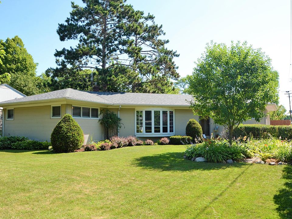 Exquisitely Maintained and Upgraded 3BD+Den 2BA ~2,000 sqft home. Inviting Prairie-style design with exceptional floorplan.