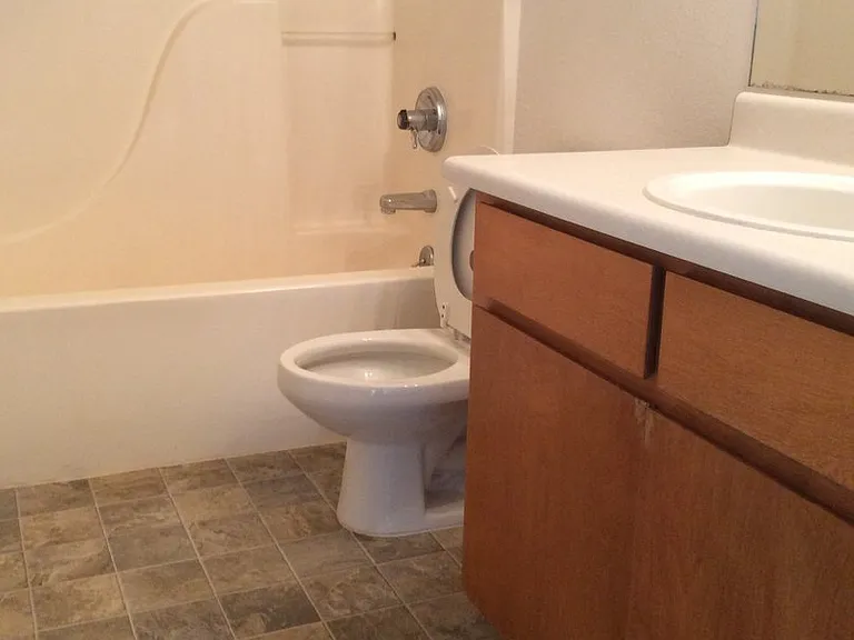 1099 SW G St — Photo 10