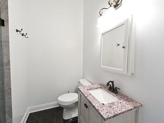 4th image of 933 W Newport Ave #1111