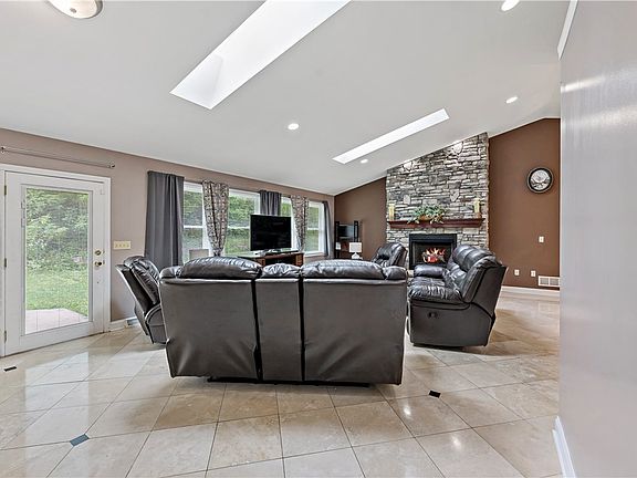 4th image of 787 Dutch Hill Rd