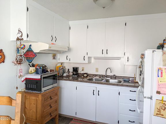 3rd image of 627/637 NE Douglas St