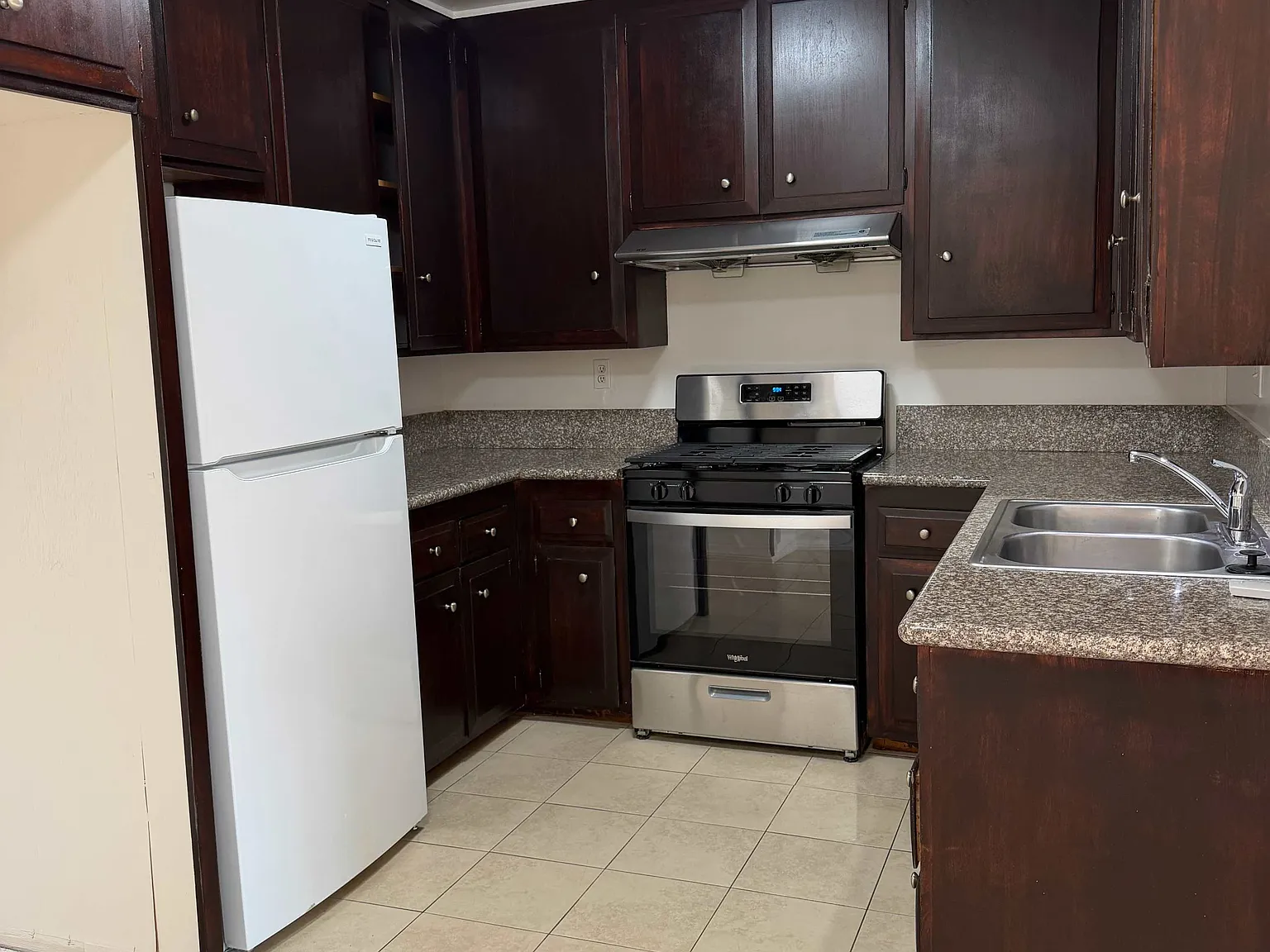 2 bed, 850 sqft, $2,595 — Photo 3