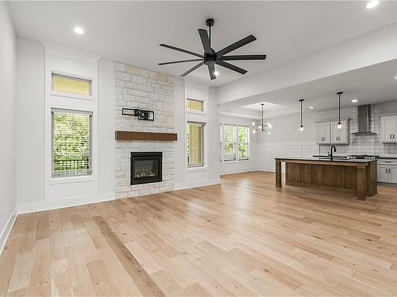 5th image of 819 Old Paint Rd