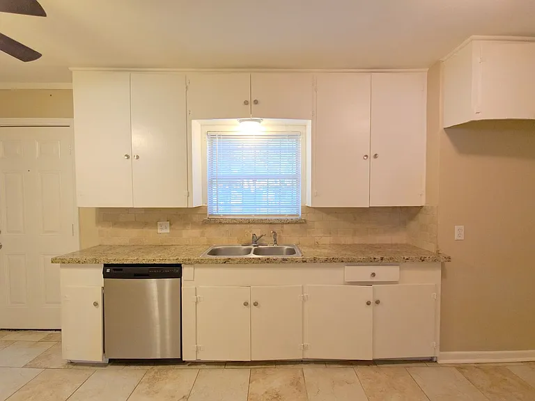 1223 Shawnee St — Photo 6