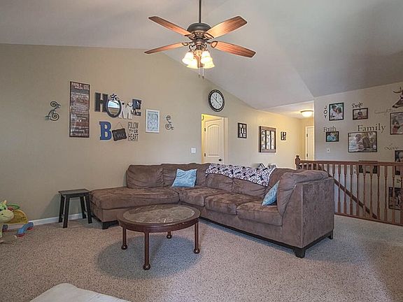 4th image of 821 Oxford Ct