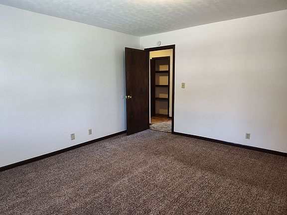3rd image of 601 Boxwood Dr APT 4