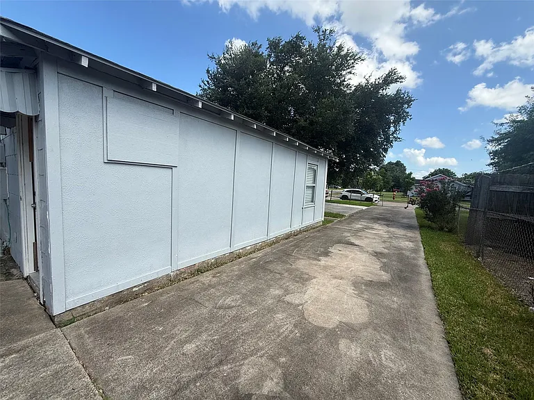 1321 Taylor Ave — Photo 4