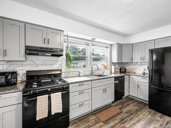 1480 Pendleton Ave, Chicopee, MA 01022