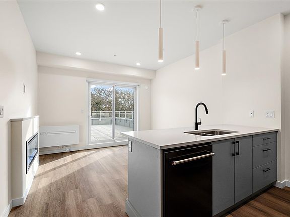 5th image of 1102 Esquimalt Rd #307