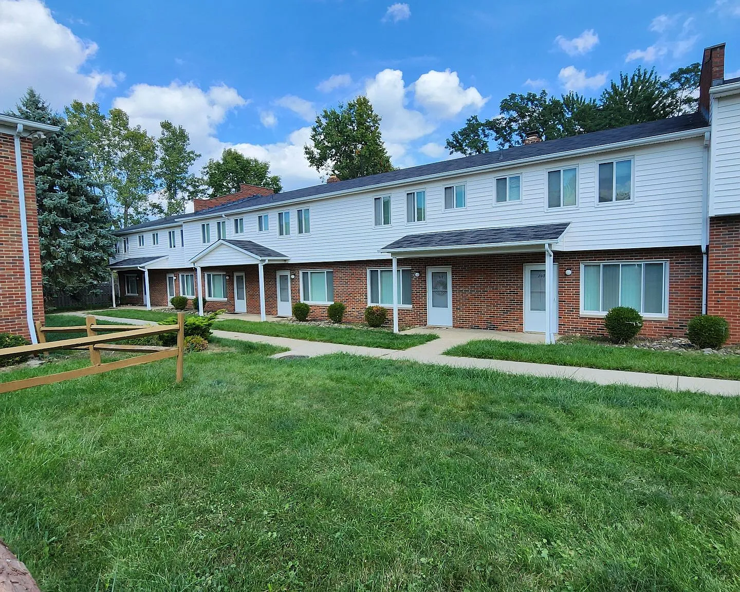 Charming Townhome Community in Seven Hills — Photo 2