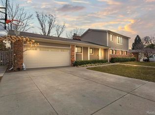 19952 E Doyle Pl, Grosse Pointe Woods, MI 48236