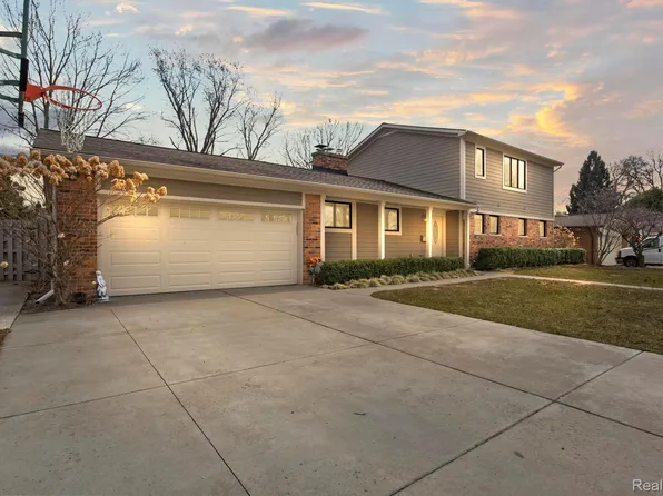 19952 E Doyle Pl, Grosse Pointe Woods, MI 48236