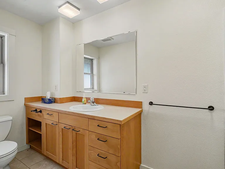 2060 John St S — Photo 21