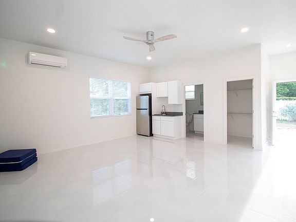 4th image of 12111 Blackheath Cir #B