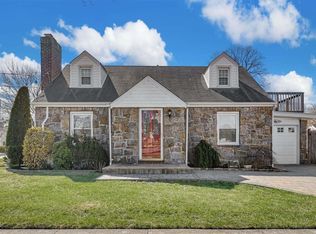 51 Mayflower Ave, Williston Park, NY 11596