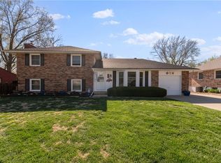 312 SW Sunset Dr, Lees Summit, MO 64081