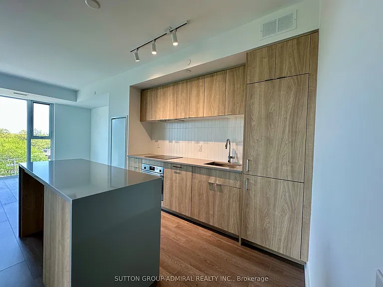 1660 Bloor St W #803 — Photo 3