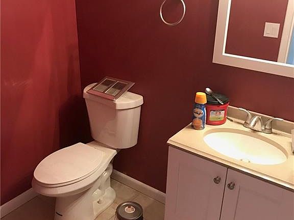 5th image of 704 Charlesgate Cir