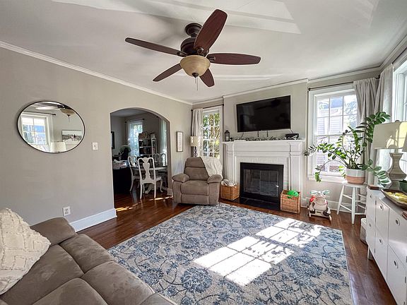 3rd image of 210 Brookwood Ter