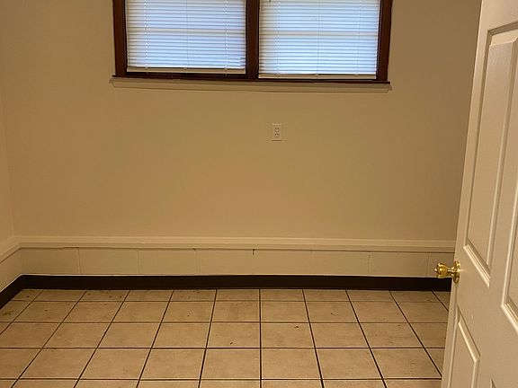 4th image of 3608 Kahlert Ave