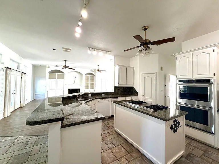 1913 Baywood Dr — Photo 9