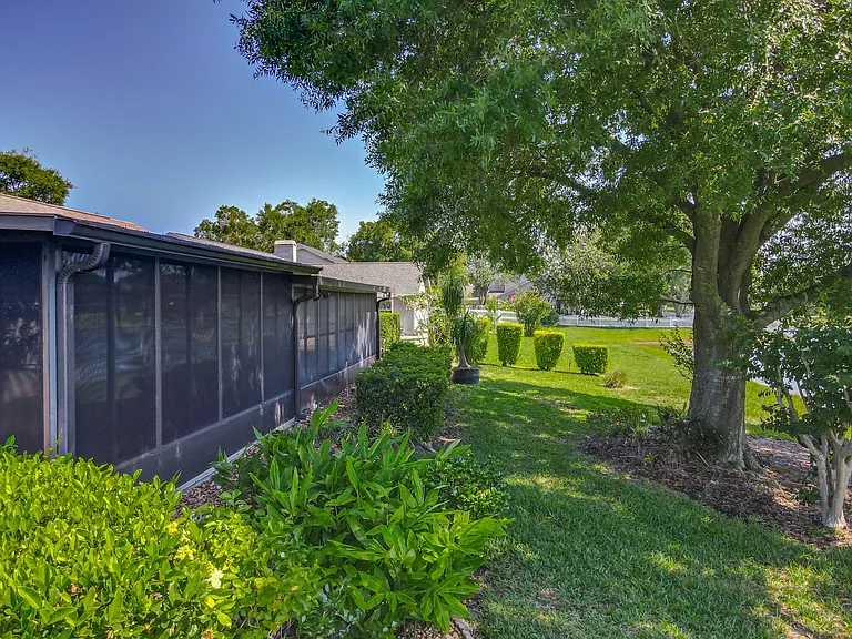 1843 Shadyhill Ter — Photo 44