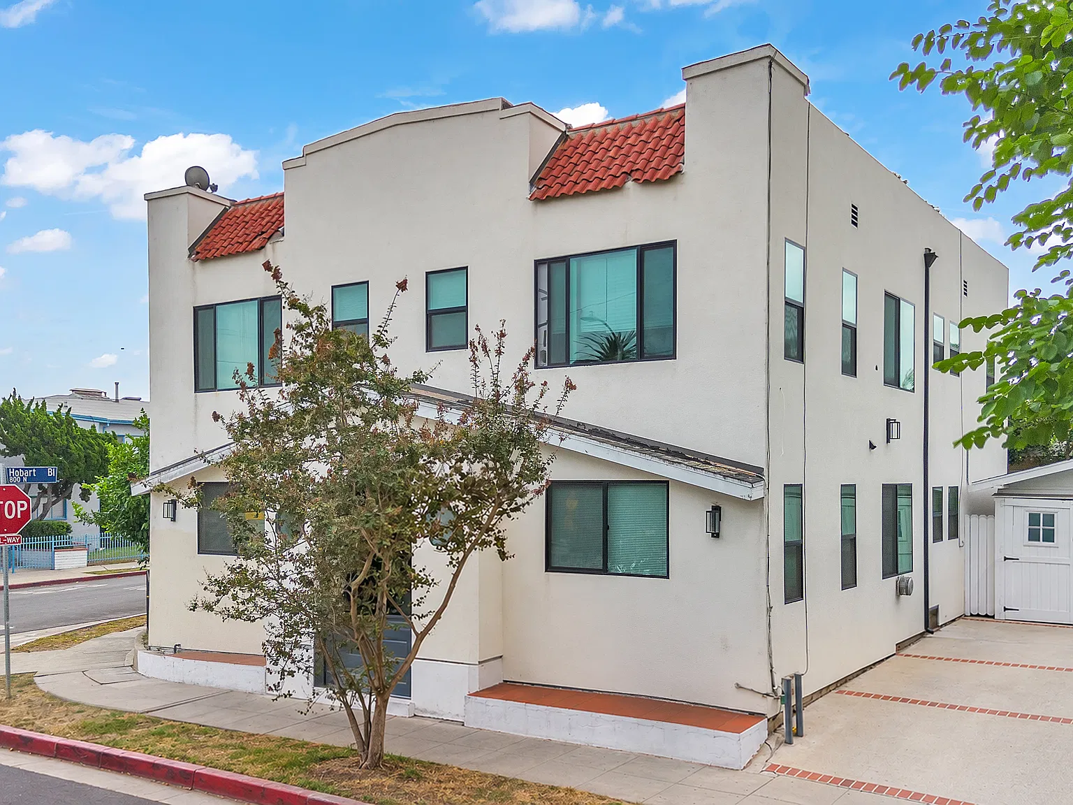 2 bed, 800 sqft, $2,250 — Photo 3