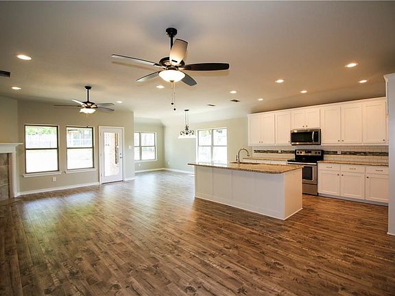 3rd image of 605 Pemberton Dr