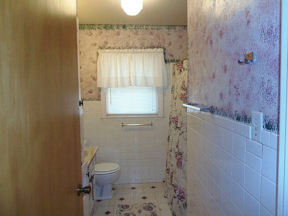 3rd image of 818 Hutchins Ave