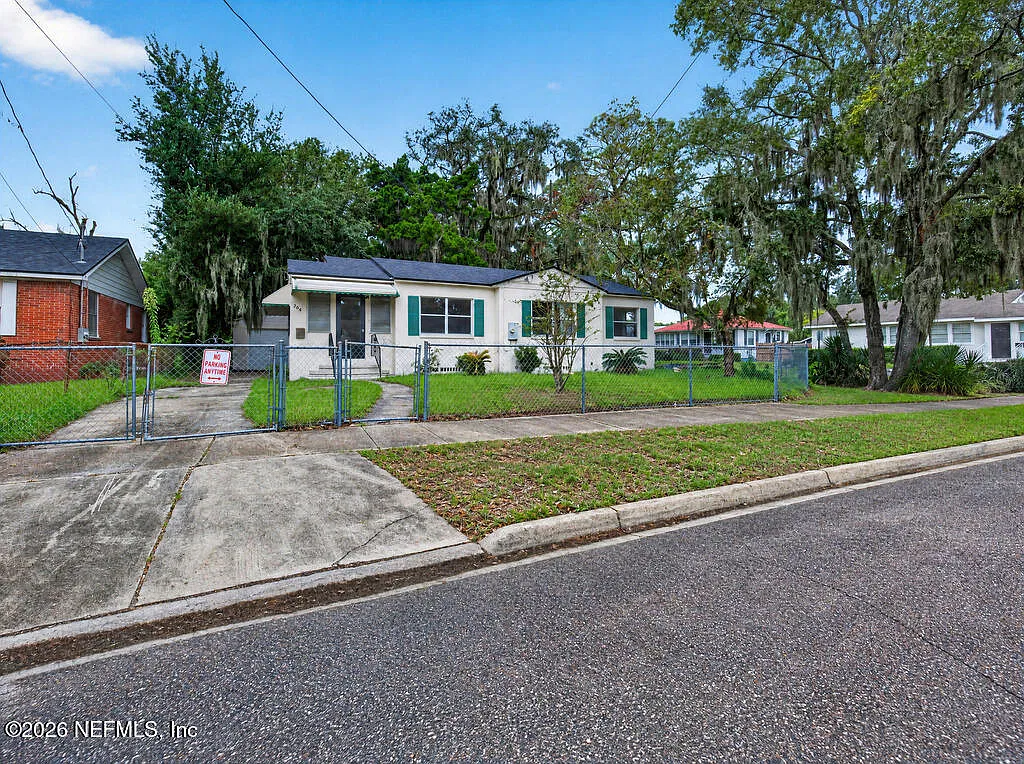 3 bed, 1.0 bath, 991 sqft, $1,450 — Photo 2