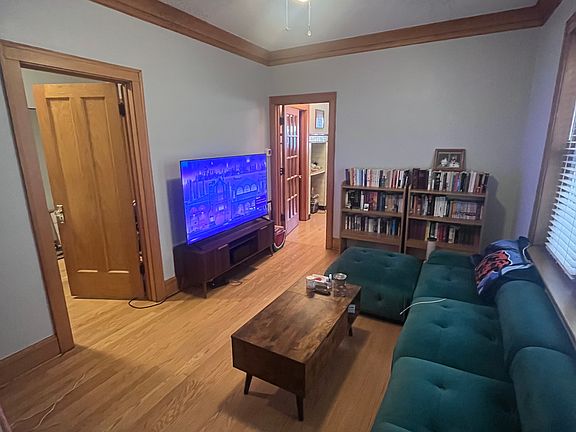 4th image of 1835 N Hermitage Ave APT 1R