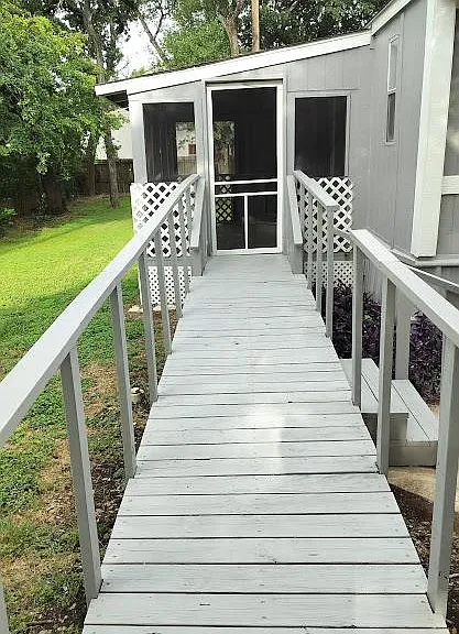 305 Woods Ln — Photo 2