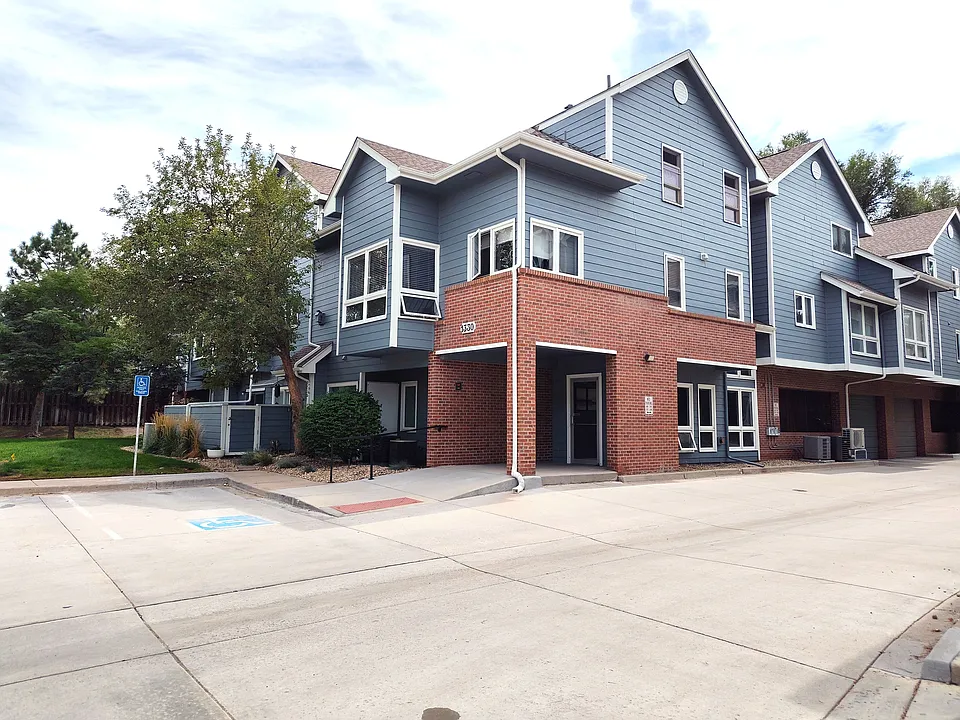 1330 S Monaco Pkwy #5