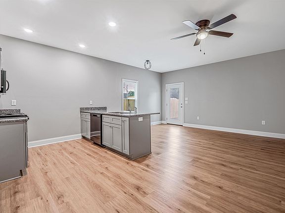 4th image of 215 & 217 N Elm St